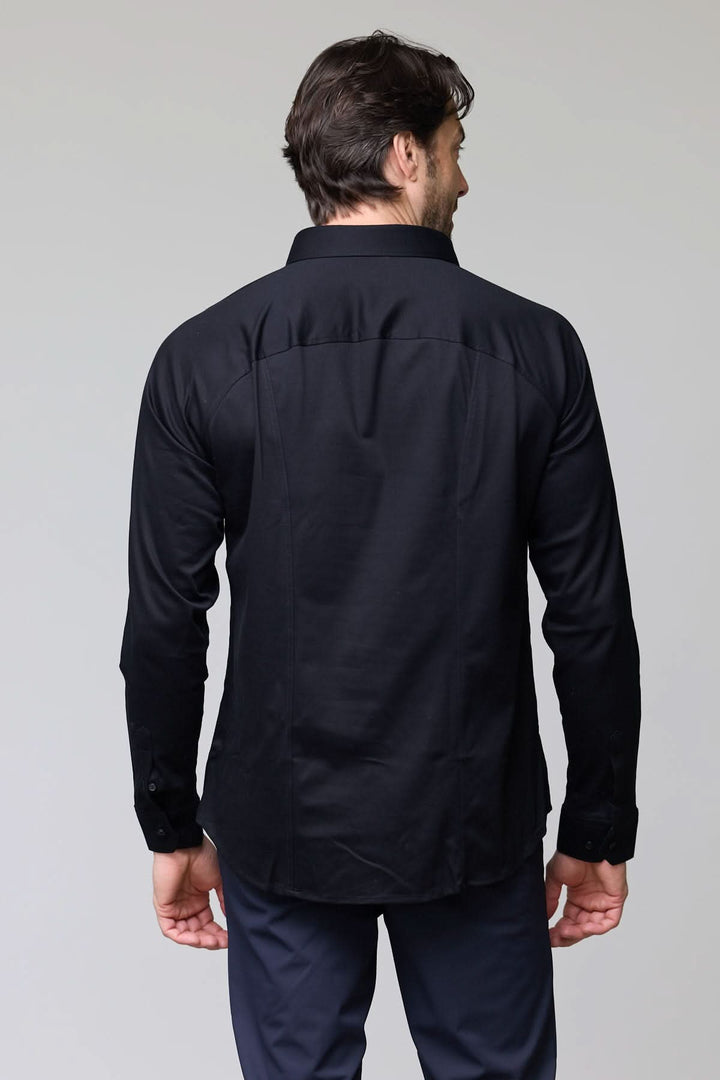 Homme portant une chemise en jersey extensible, manche longue, coupe ajustée, de dos, tissu noir et élégant, col structuré classique.