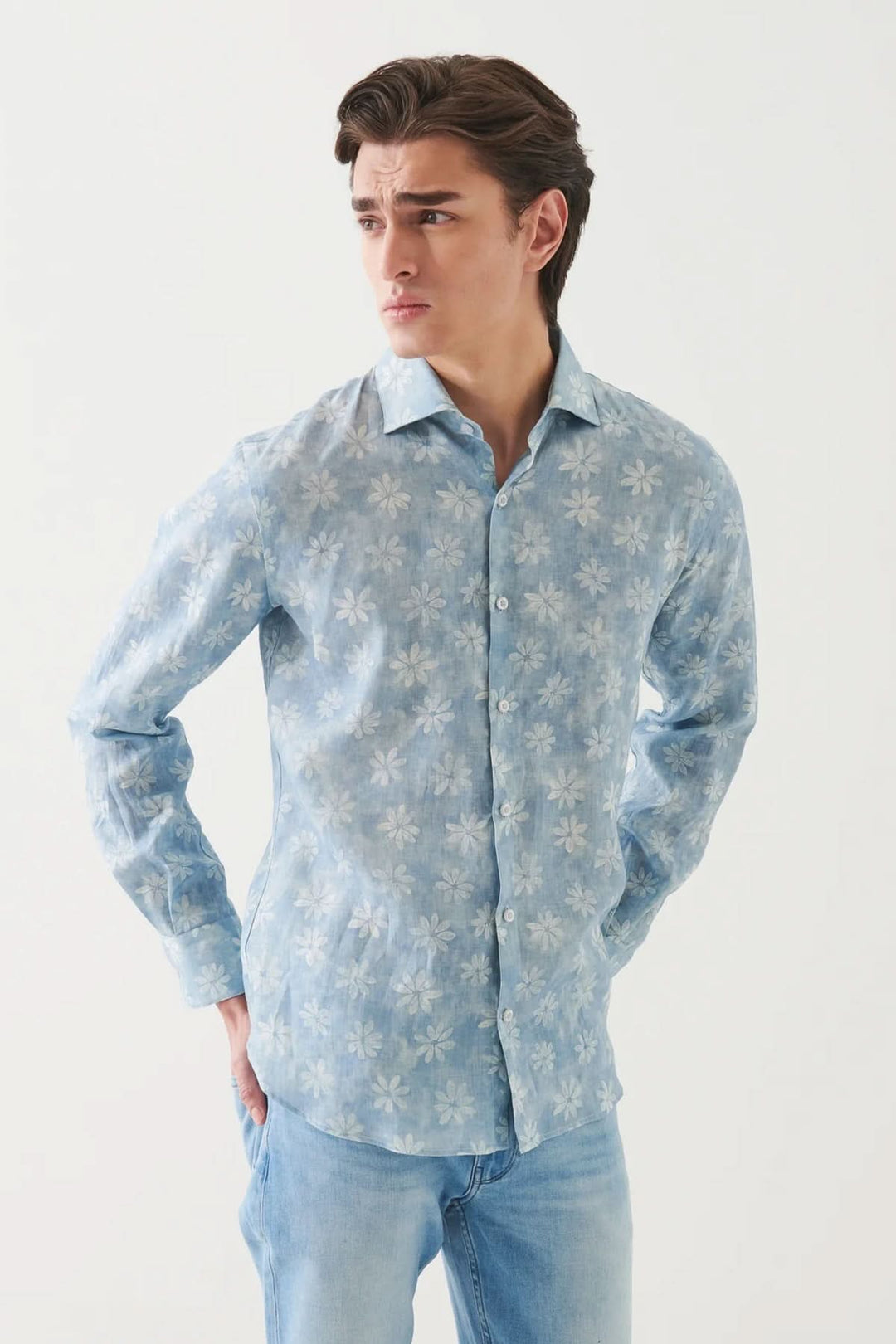 Chemise en lin légère à motif floral bleu, élégante et décontractée pour un look raffiné.