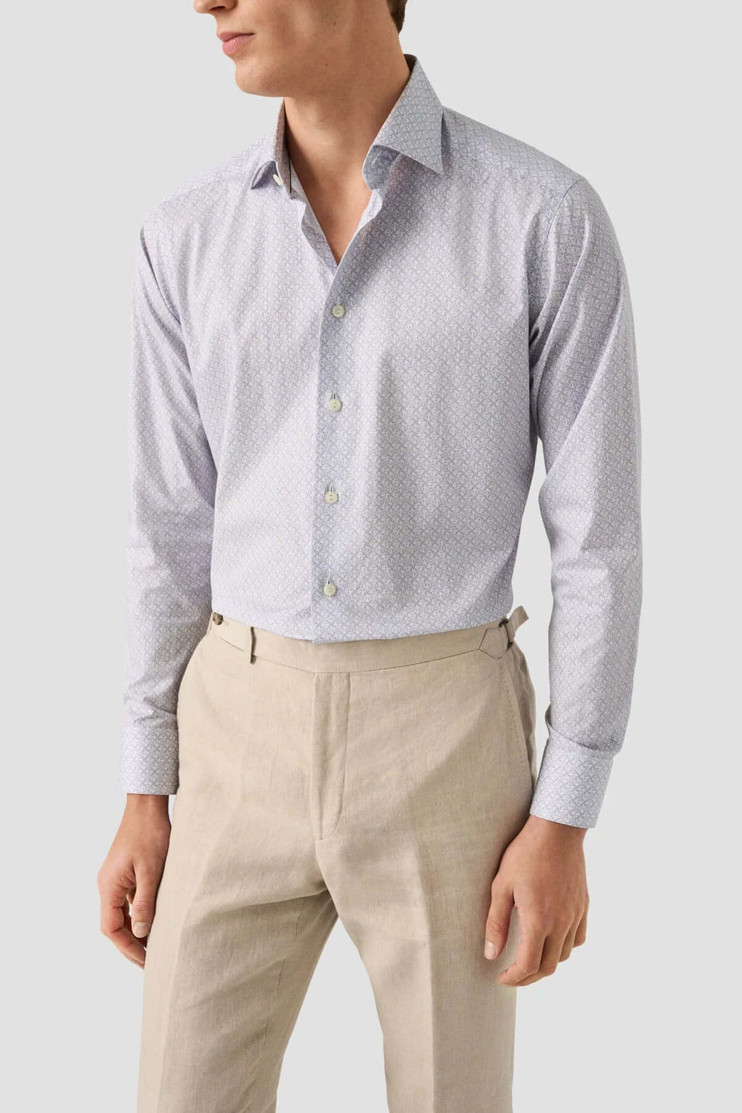 Chemise en sergé à motifs géométriques, élégante et confortable, parfaite pour une tenue professionnelle.