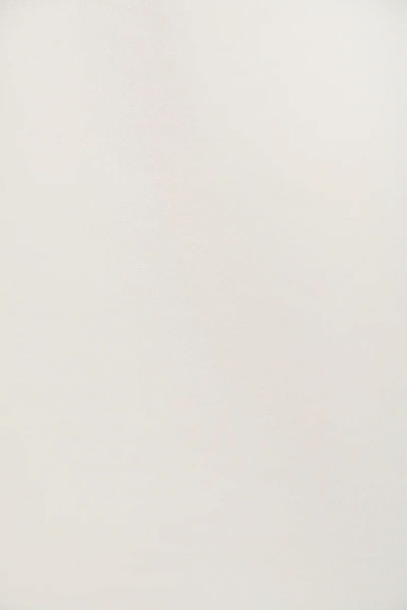 Chemise fluide élégante avec coupe ample et col classique, parfaite pour le bureau et le quotidien.