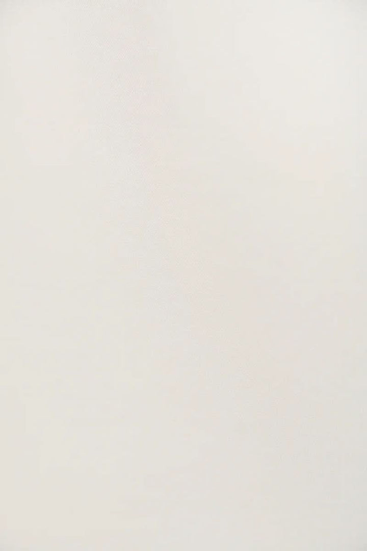 Chemise fluide élégante avec coupe ample et col classique, parfaite pour le bureau et le quotidien.