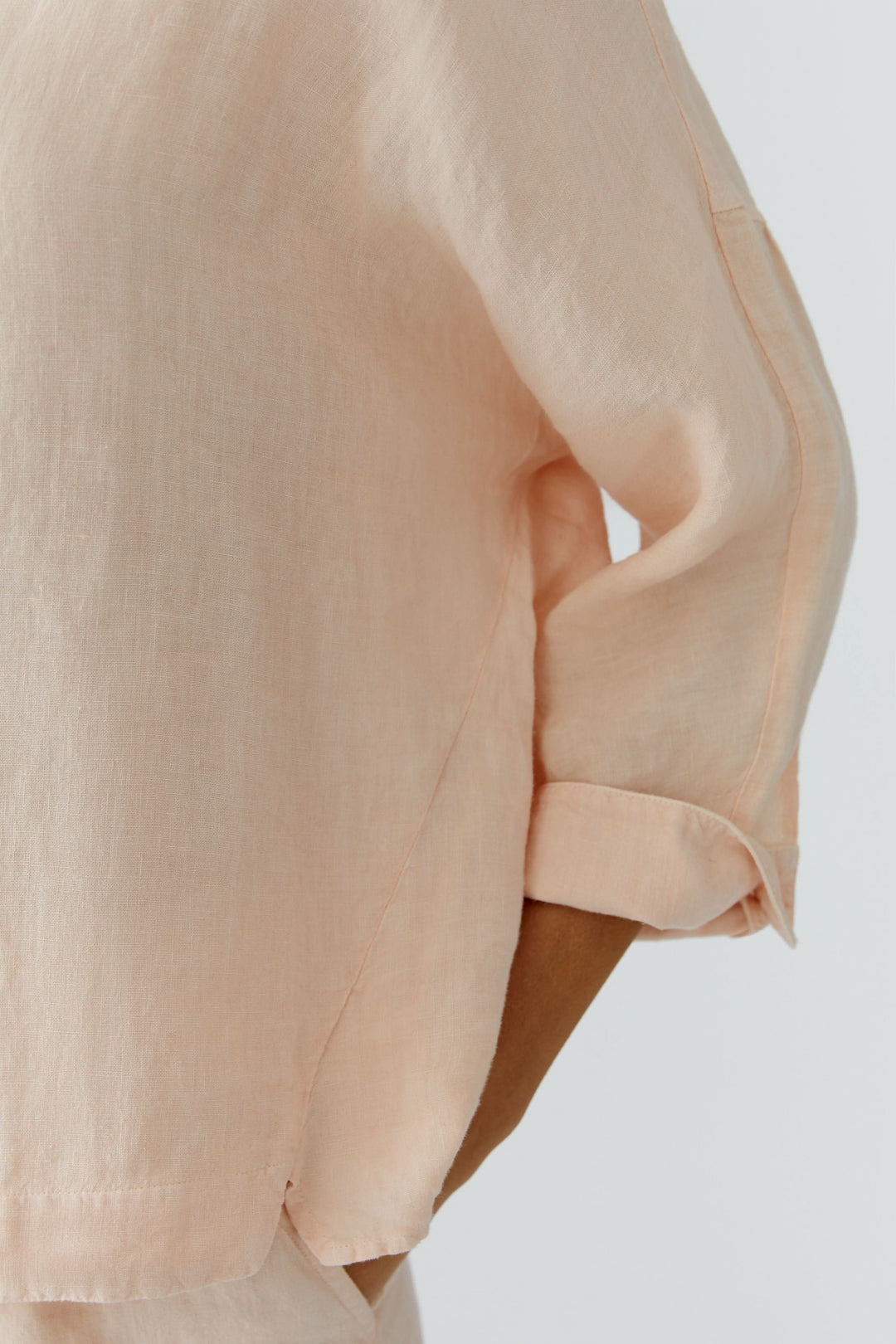 Chemise fluide à manches longues avec coupe légère et tissu agréable en gros plan.