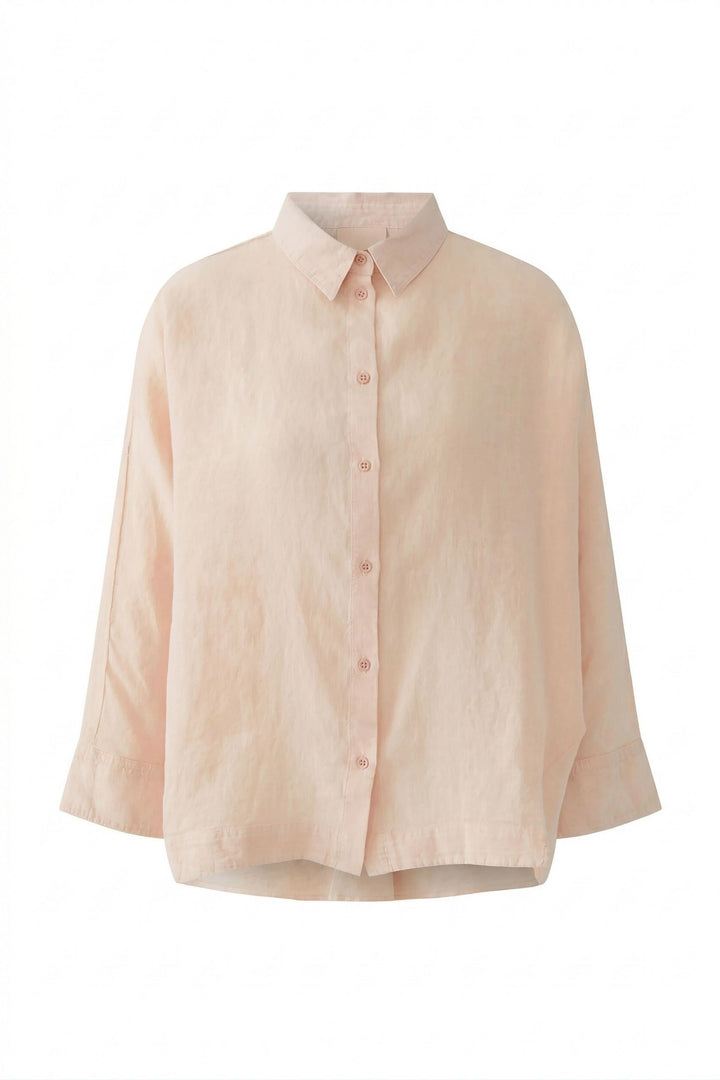 Chemise fluide à manches longues en tissu léger, coupe élégante et intemporelle, idéale pour port quotidien avec col classique.