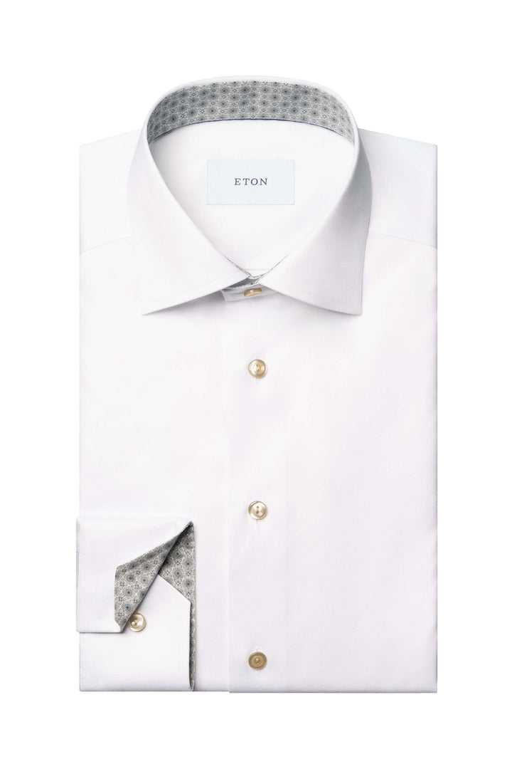 Chemise habillée blanche avec col italien et détails imprimés au col et aux poignets, boutons nacrés dorés.