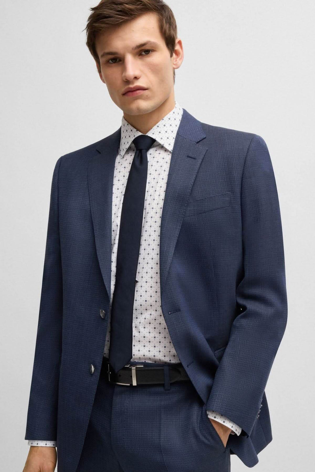 Homme en costume marine avec une chemise à motif contemporain, élégant et moderne pour un look d&