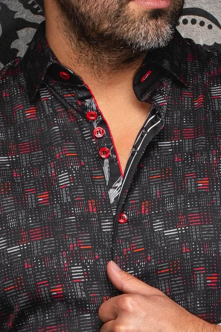 Homme portant une Chemise à imprimé Metropolis avec un imprimé graphique et des boutons rouges, décontracté et élégant.