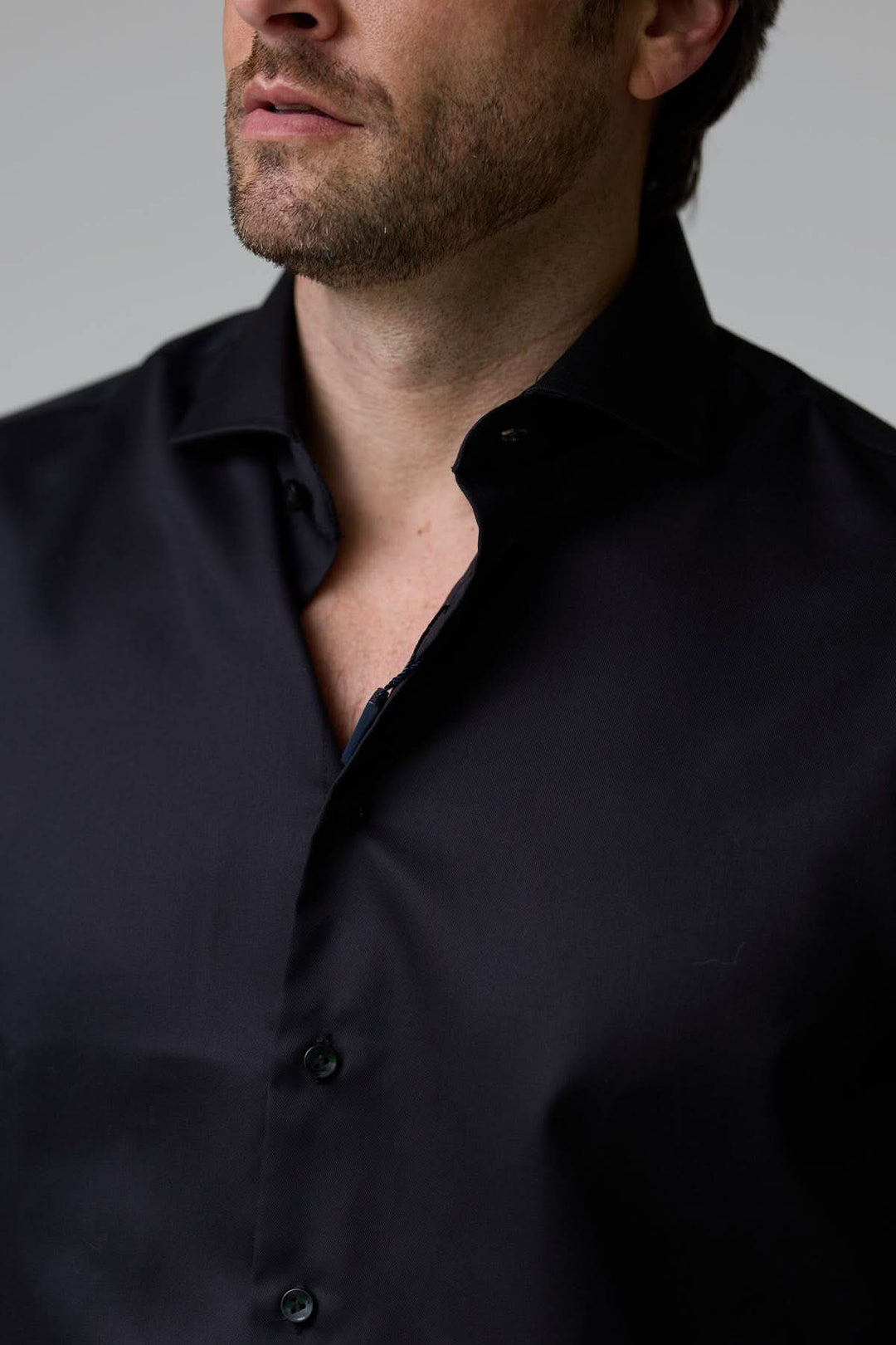 Homme portant une chemise infroissable de base à manches longues au fini satiné, élégante et moderne.