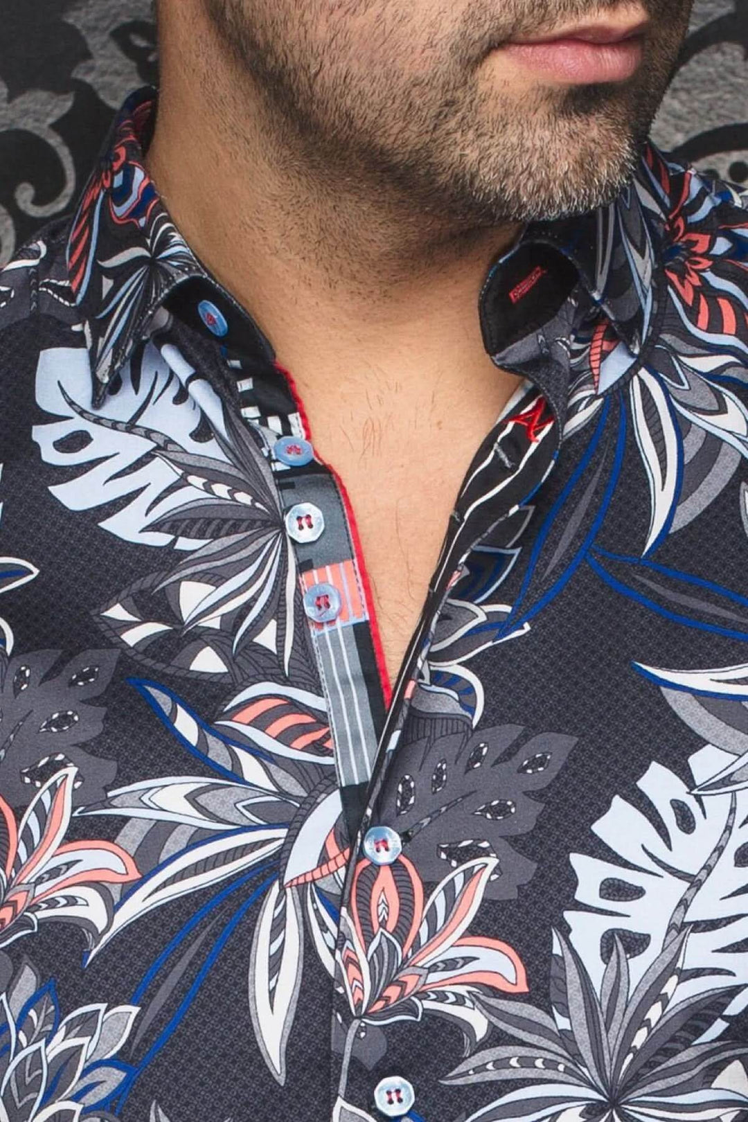 Chemise à manches courtes Corrado avec imprimé feuillage coloré et col classique, parfait pour l&