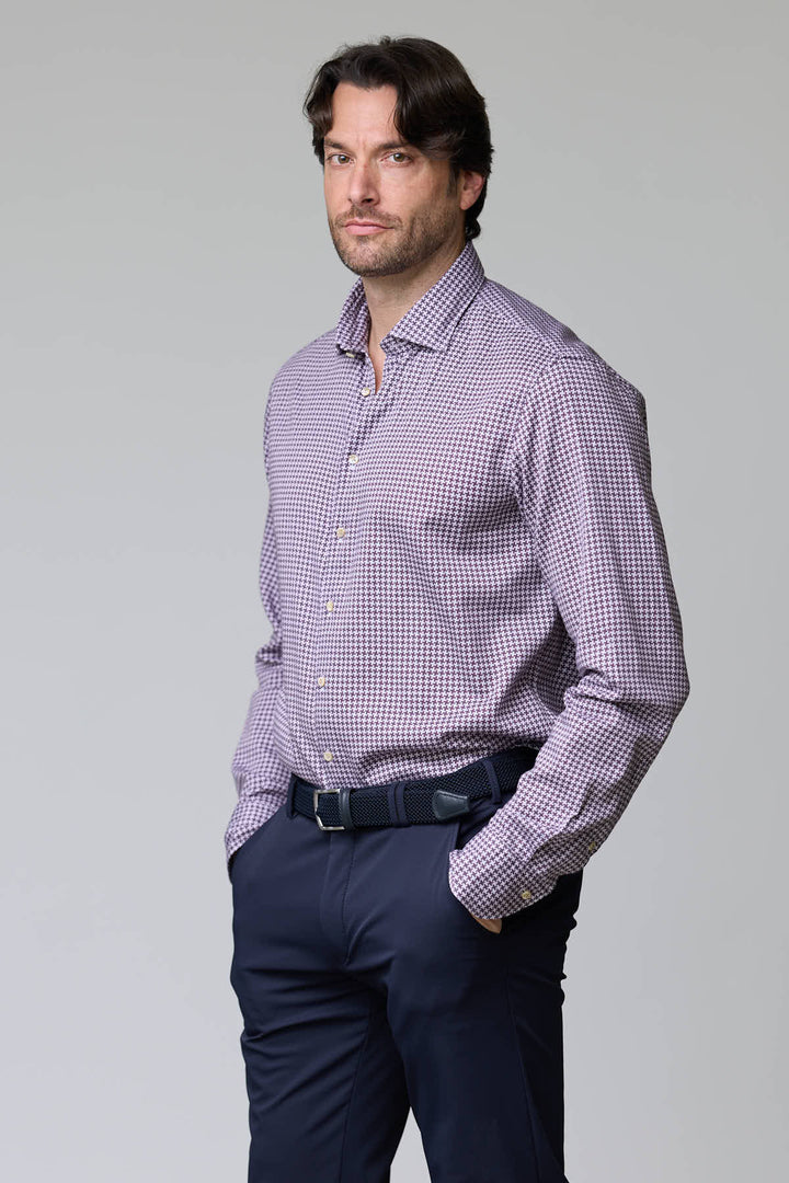 Homme portant une chemise à motif géométrique à manches longues, coupe ajustée, parfait pour un look professionnel moderne.