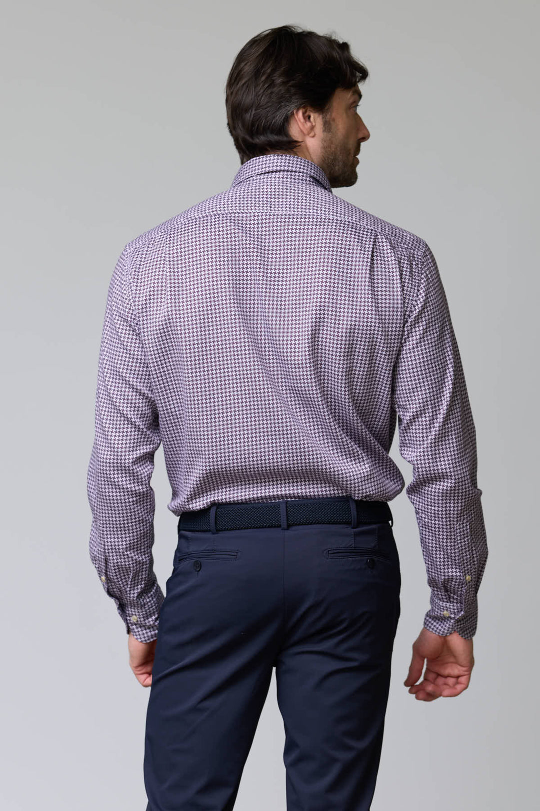 Homme portant une chemise à motif géométrique ajustée de dos, manches longues, idéale pour un look professionnel distingué.