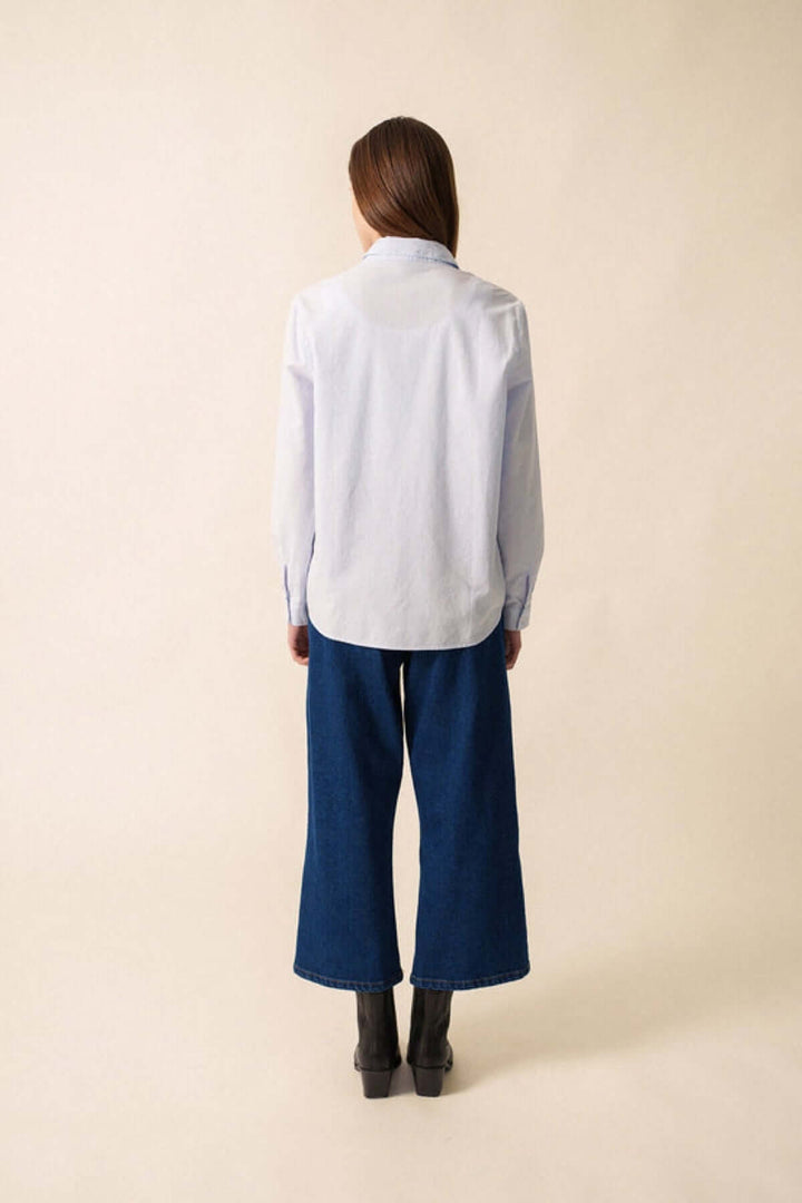 Vue arrière de la Chemise rayée LENA en coton portée avec un jean, élégante et décontractée pour toutes les occasions.