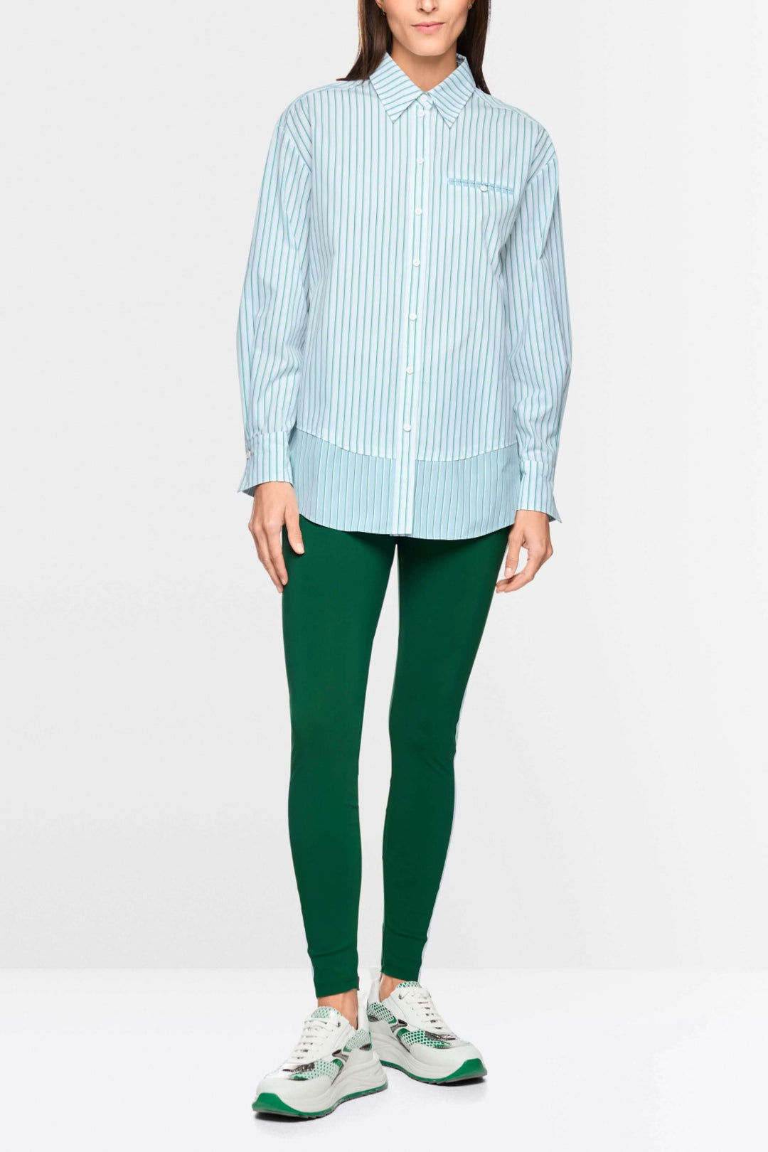 Chemise rayée en coton avec col structuré, patte de boutonnage et coupe ample, adaptée pour un look professionnel et décontracté.