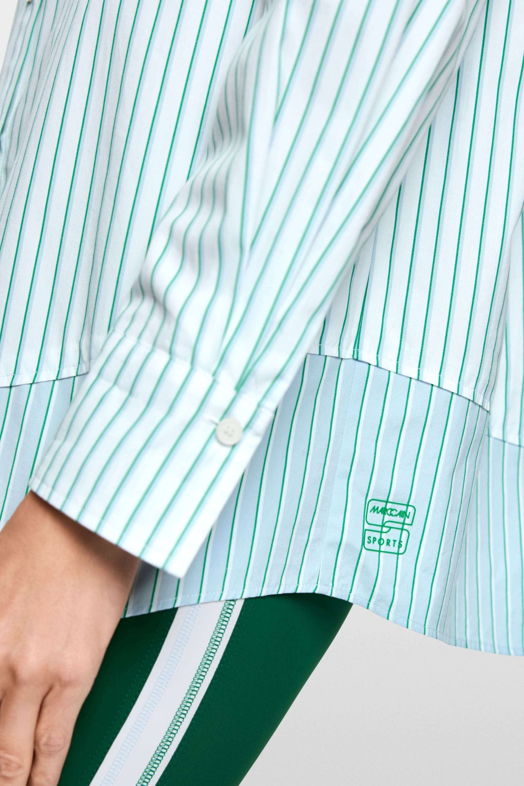 Chemise rayée en coton avec manches longues, coupe ample et col structuré, idéale pour un look professionnel ou décontracté.