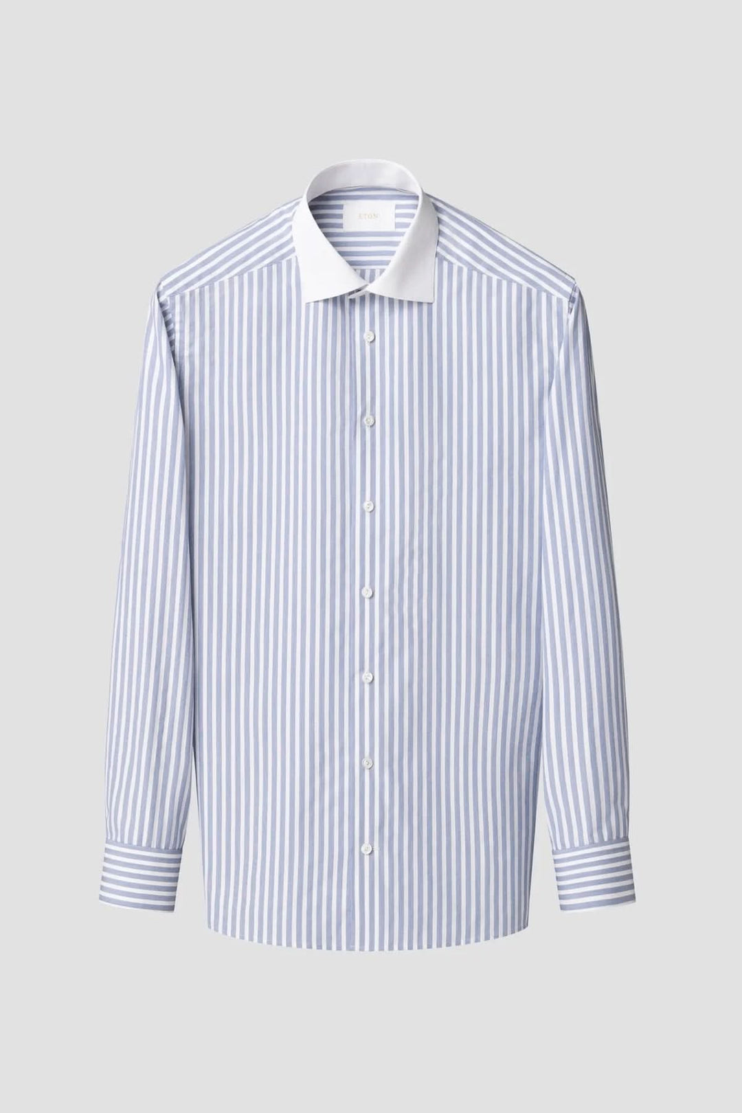 Chemise à rayures Bengal à col blanc élégante et ajustée pour un look professionnel raffiné.