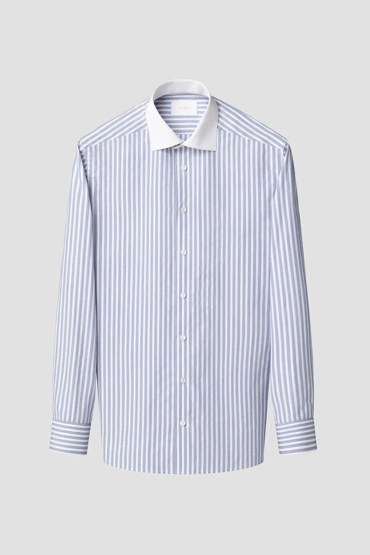Chemise à rayures Bengal à col blanc élégante et ajustée pour un look professionnel raffiné.