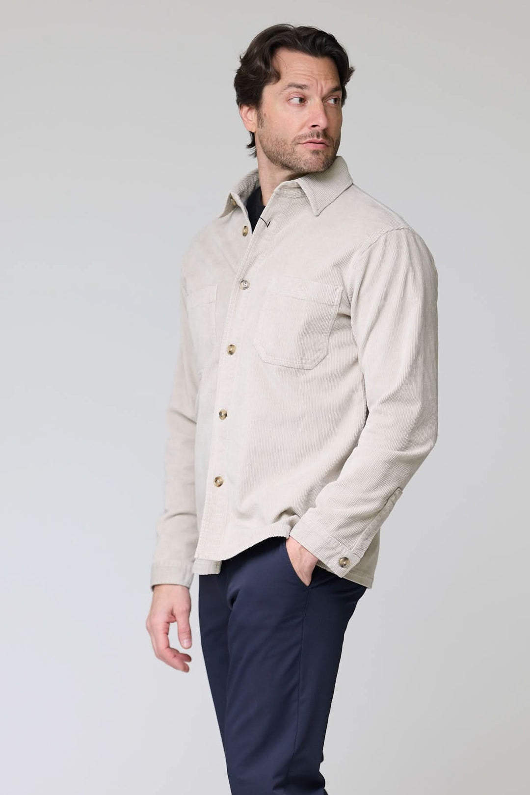 Chemise sport en velours côtelé style surchemise avec poches poitrine et col structuré, portée par un homme élégant.
