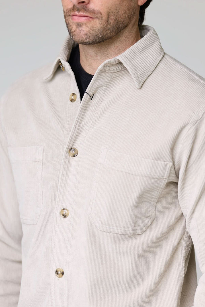 Chemise sport en velours côtelé style surchemise avec col classique et poches plaquées sur la poitrine.