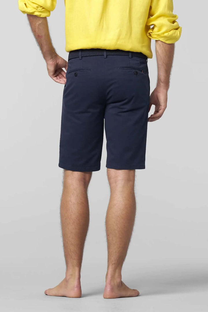 Short chino bleu marine, vue arrière, associé à un pull jaune. Idéal pour un look estival élégant.