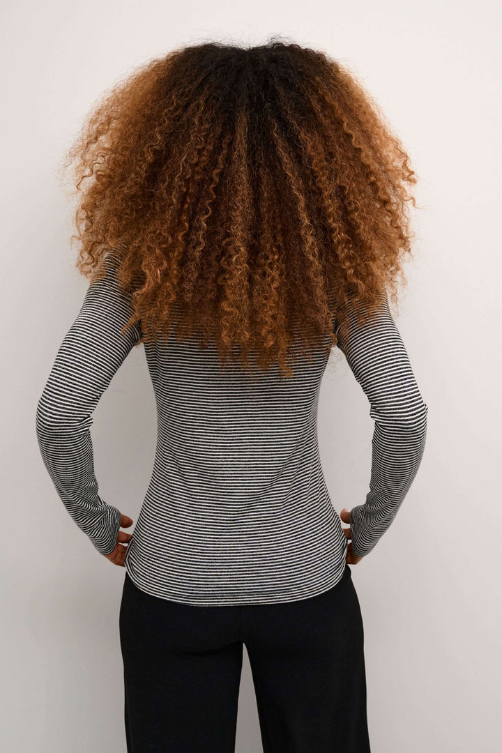 Col roulé rayé à manches longues, vu de dos, pour un look chic et moderne.