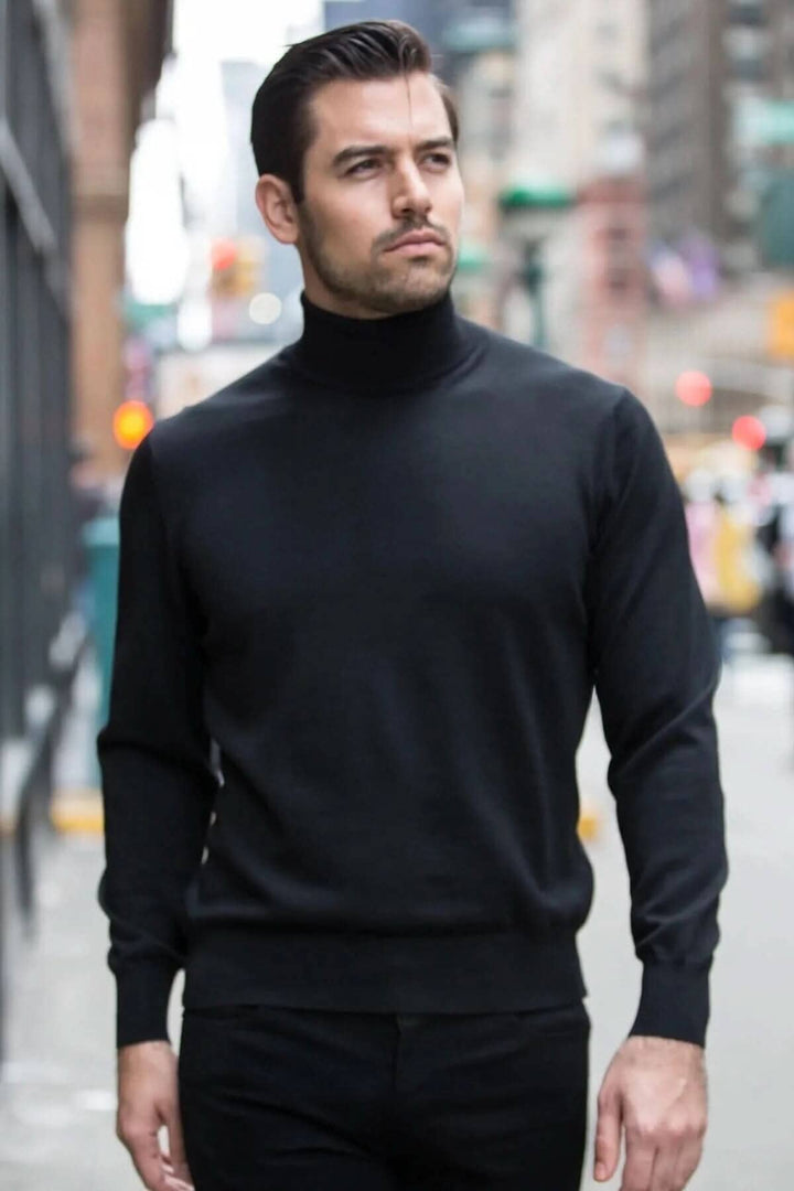 Homme marchant en ville, portant un col roulé noir élégant et moderne, look sophistiqué dans la mode urbaine.