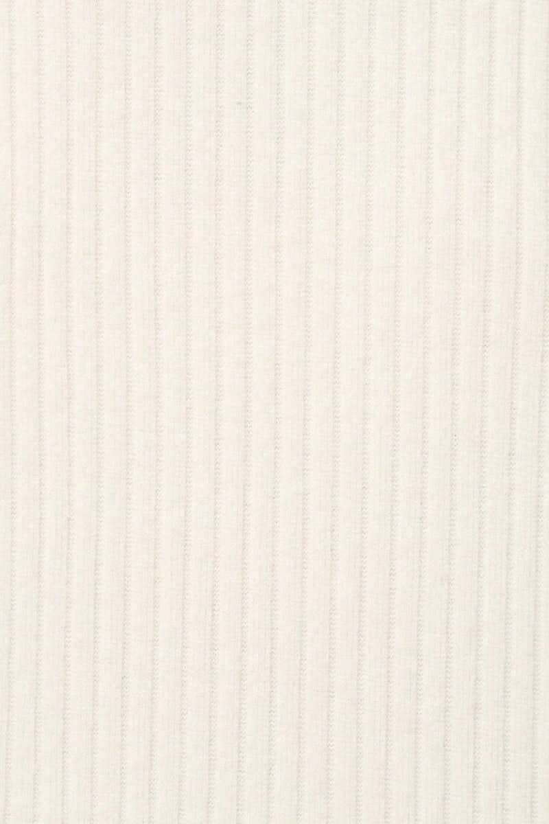Tissu en jersey côtelé blanc, décoré de fines rayures verticales pour un effet élégant et texturé.