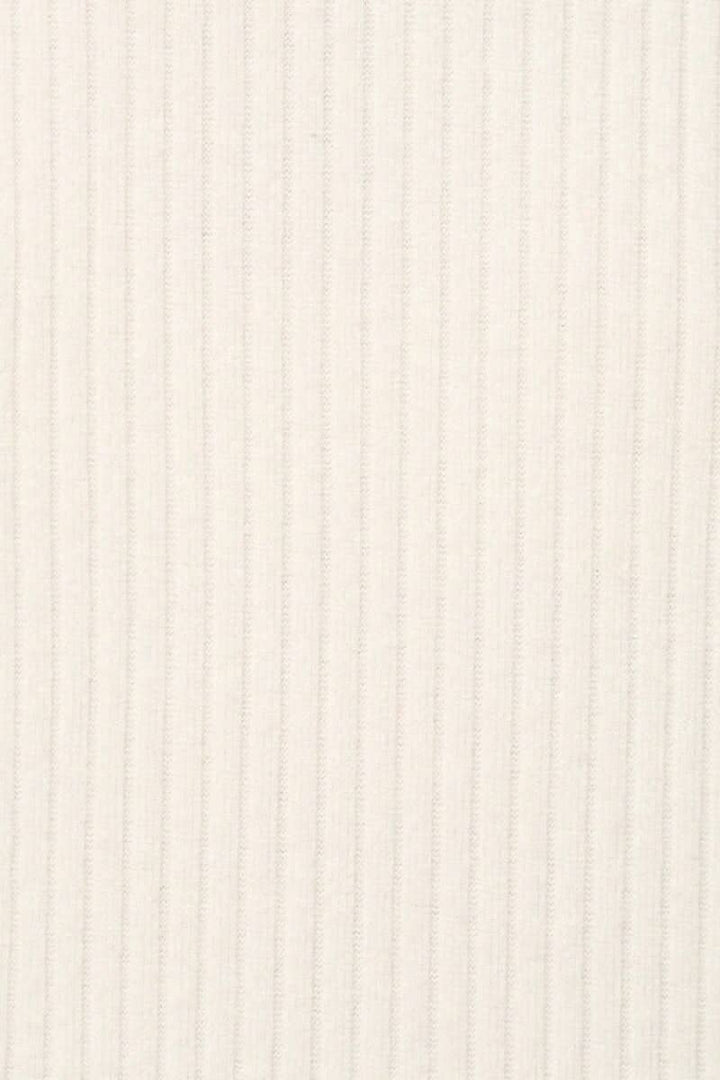 Tissu en jersey côtelé blanc, décoré de fines rayures verticales pour un effet élégant et texturé.