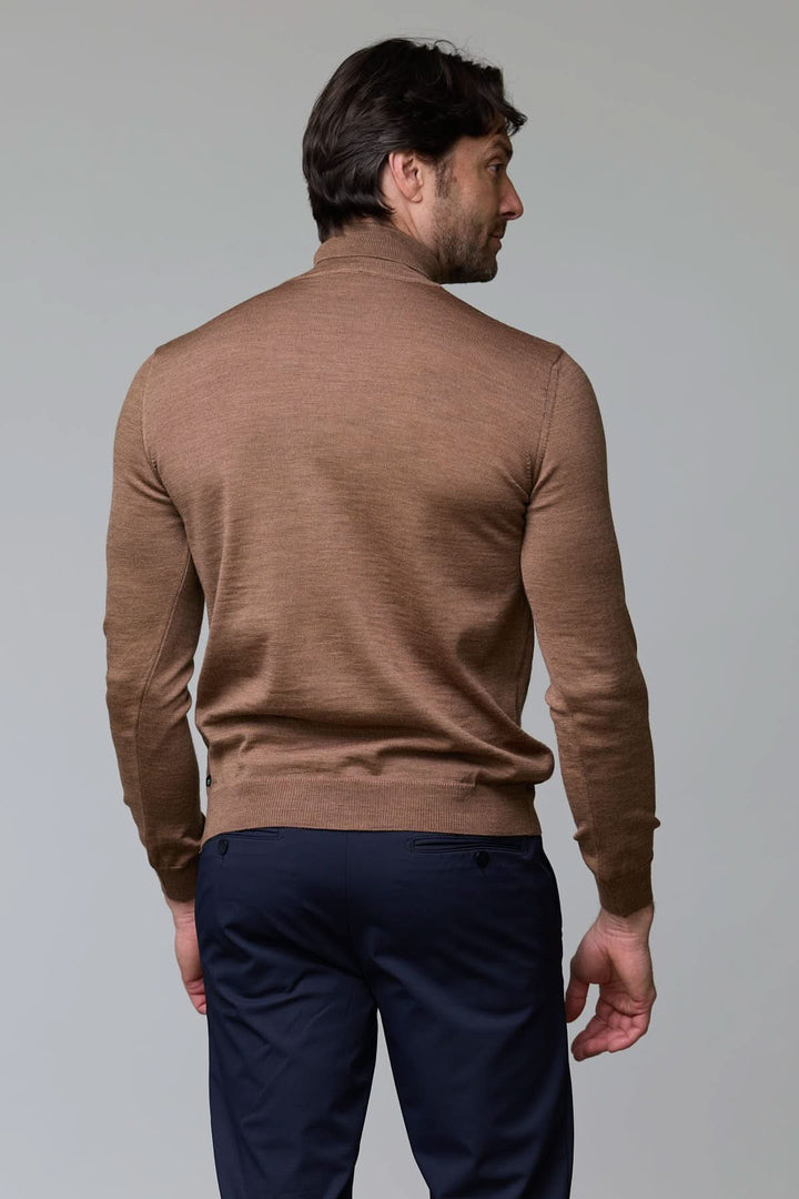 Homme portant un col roulé en laine mérinos marron, coupe ajustée, vue de dos. Décris moi le produit en français.
