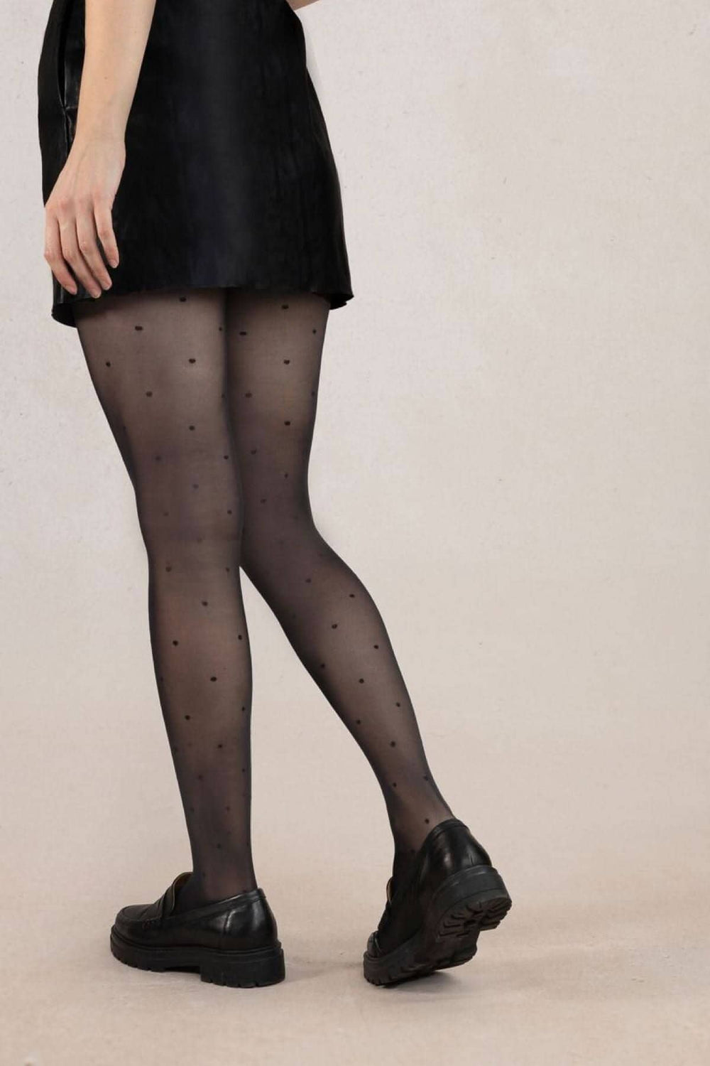 Collant semi-opaque noir à motifs, offrant confort et style pour un look original avec jupe ou robe.