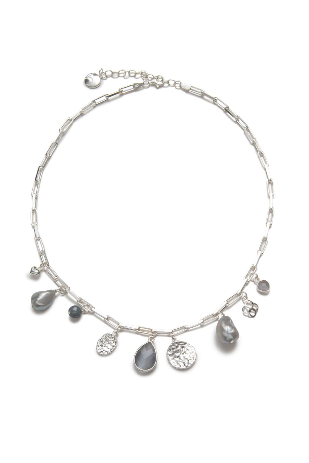 Collier en argent avec breloques variées, perles d&