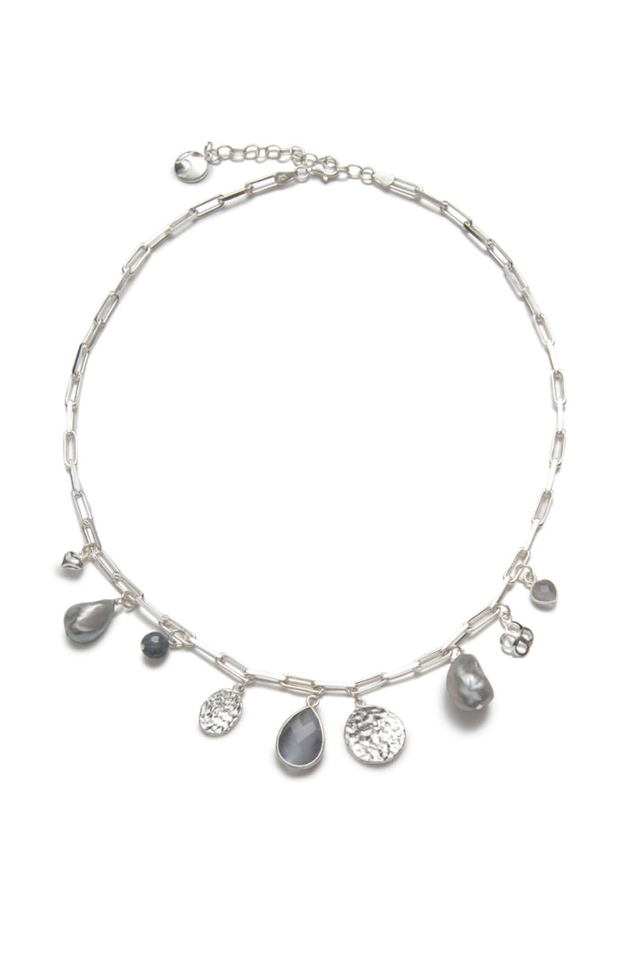 Collier en argent avec breloques variées, perles d&