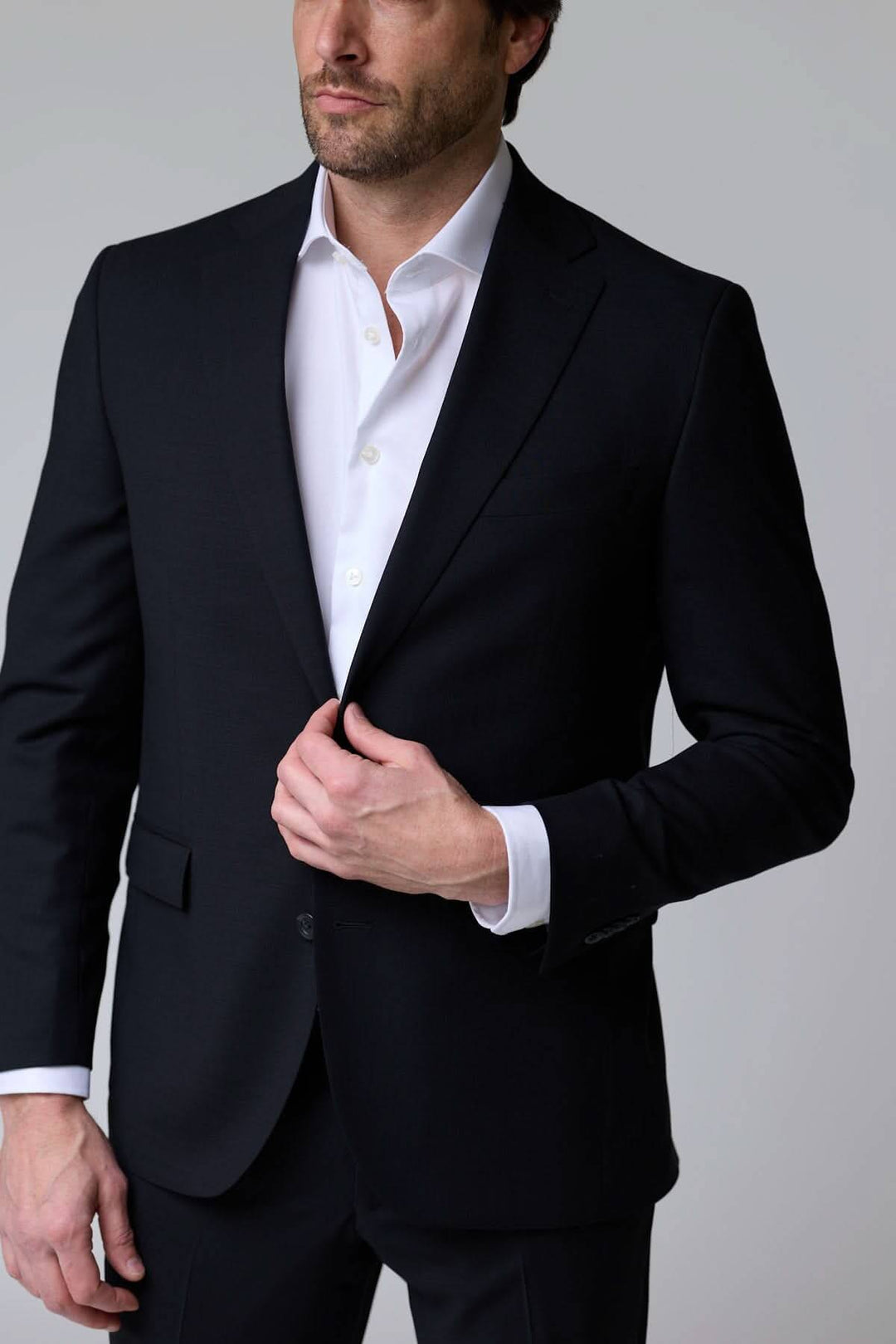 Homme portant un complet classique deux pièces, élégant et ajusté, idéal pour occasions formelles.