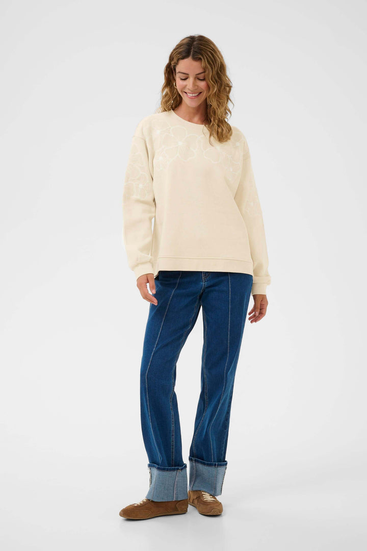 Femme portant un coton ouaté Daria avec motif floral, coupe droite, idéal pour un style quotidien confortable et féminin.
