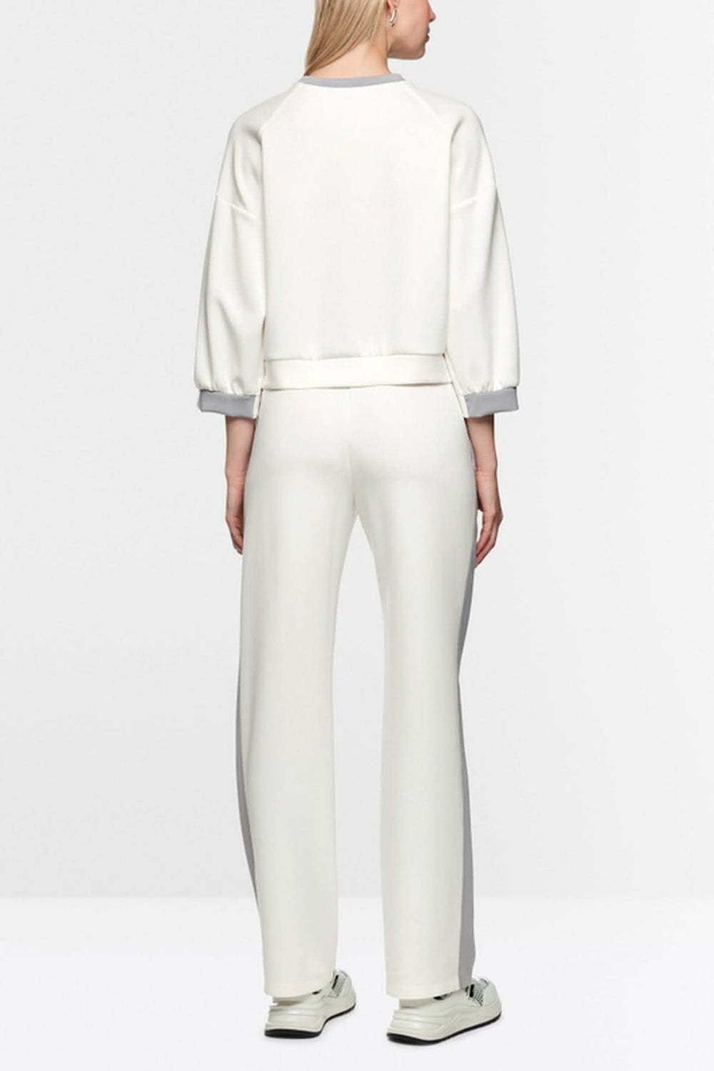 Coton ouaté décontracté avec manches bouffantes et logo Marc Cain Sports, arrière du modèle montrant coupe ample et coutures contrastées.