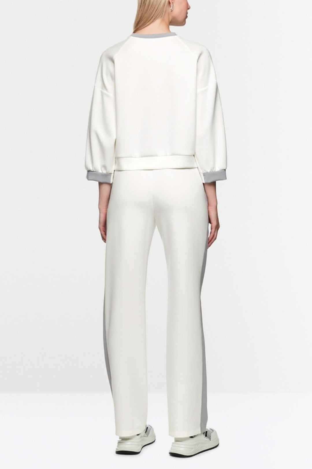 Coton ouaté décontracté avec manches bouffantes et logo Marc Cain Sports, arrière du modèle montrant coupe ample et coutures contrastées.