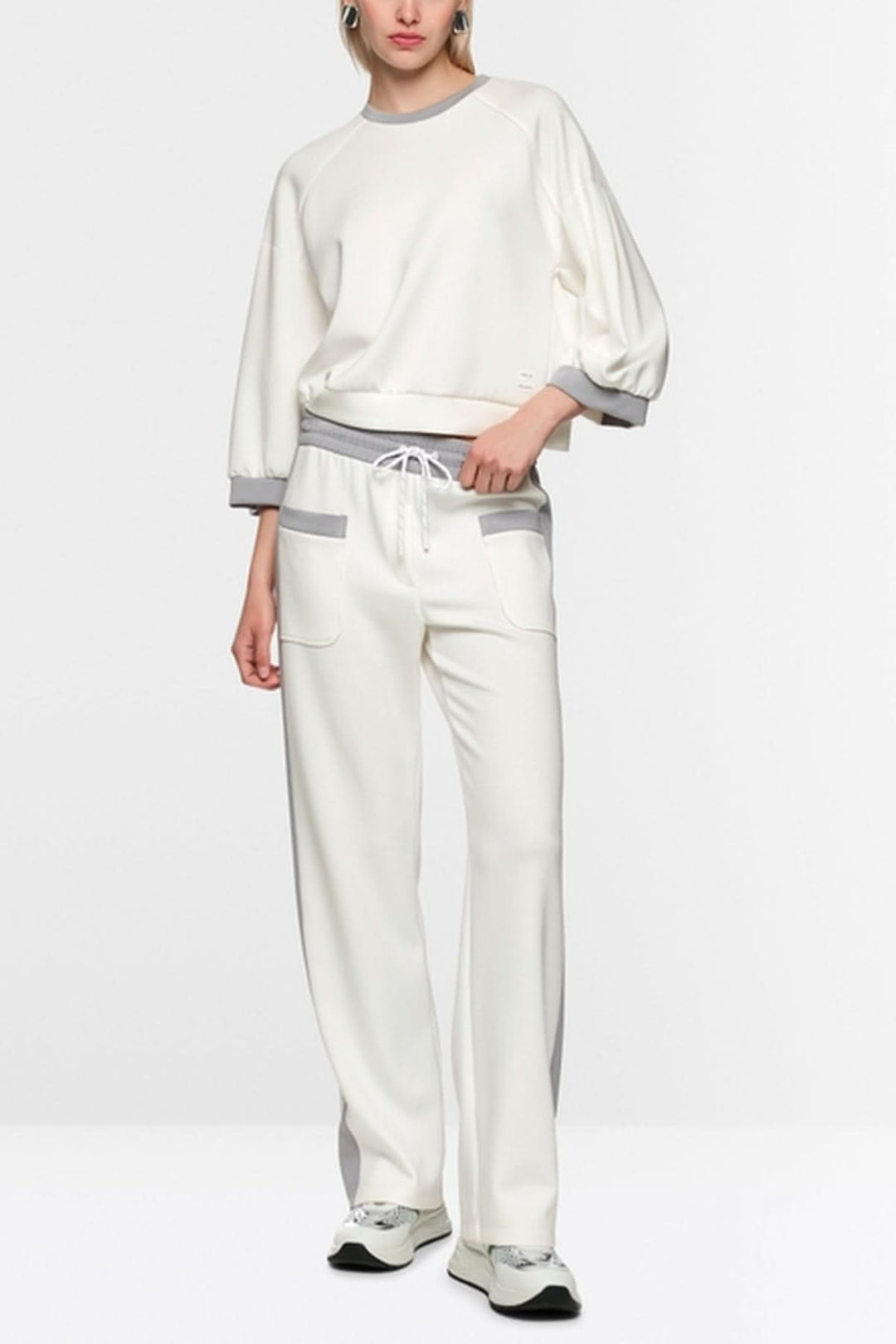Coton ouaté décontracté blanc avec manches 3/4 bouffantes et coutures contrastées, design Marc Cain Sports.