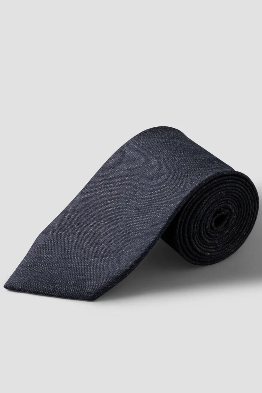 Cravate en lin et soie tissés en une seule pièce avec texture tissée raffinée, élégante et polyvalente idéale pour tenues formelles ou modernes.