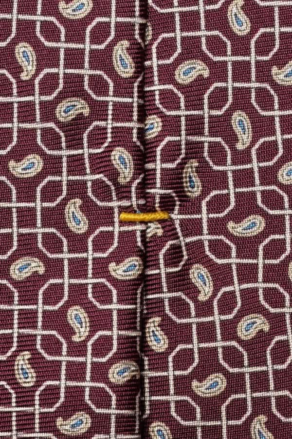 Cravate à motif géométrique en soie italienne avec motif contemporain et contraste subtil.
