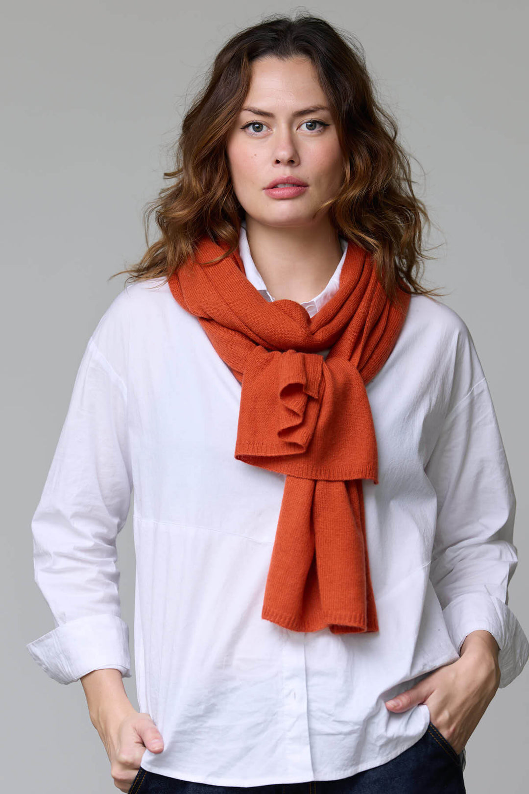 Femme portant un foulard en laine orange, idéal pour l&