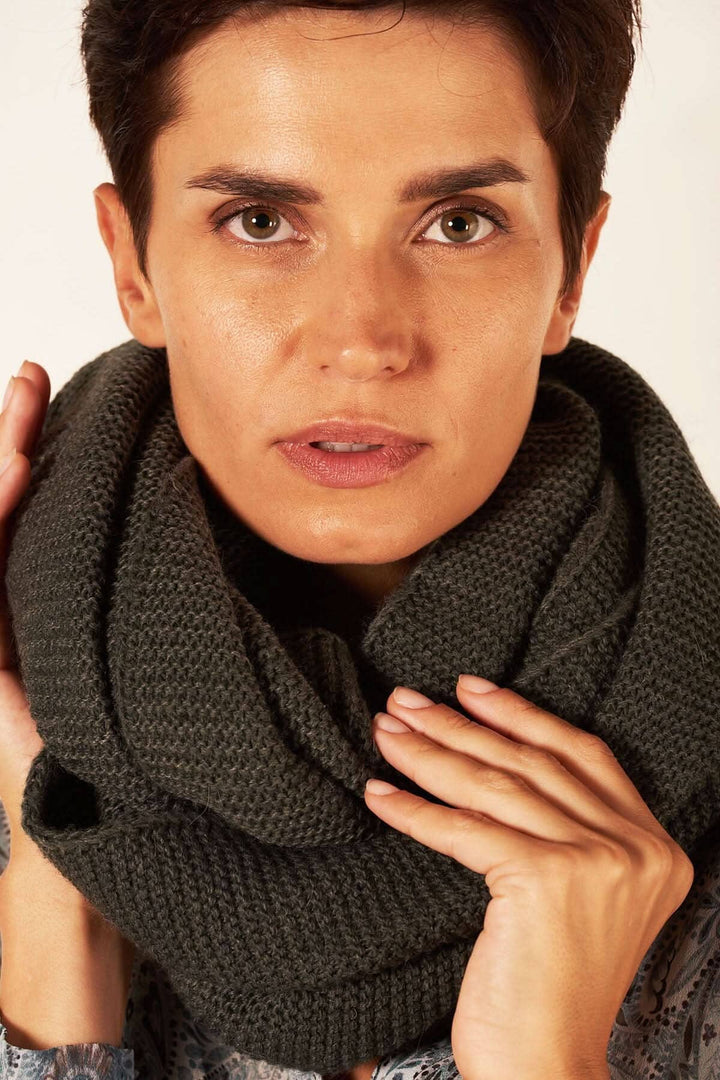 Femme portant un foulard en tricot ample, couleur vert foncé, prêt pour l&