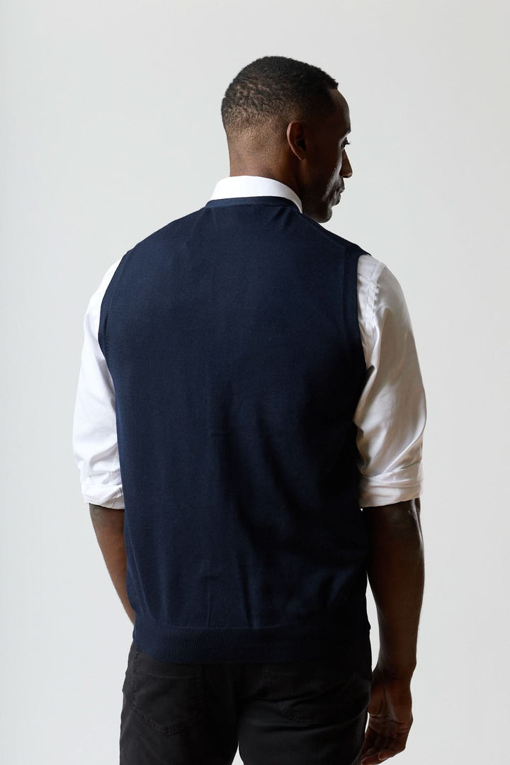 Homme portant un Gilet en laine mérinos à col en V, vue de dos, élégant et sophistiqué, parfait pour un style raffiné et ajusté.