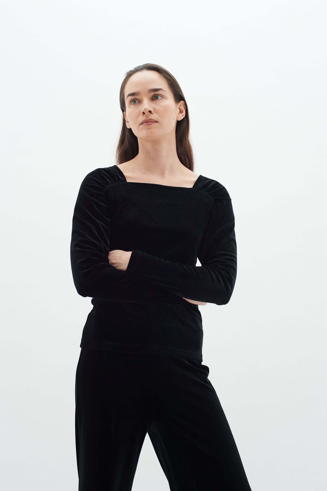Haut BRYNN en velours noir avec col carré et épaules froncées, parfait pour des occasions habillées.