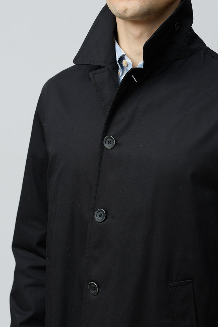 Impermeable en gabardine de coton noir pour une élégance urbaine et fonctionnalité Herno – Officina Tessile.