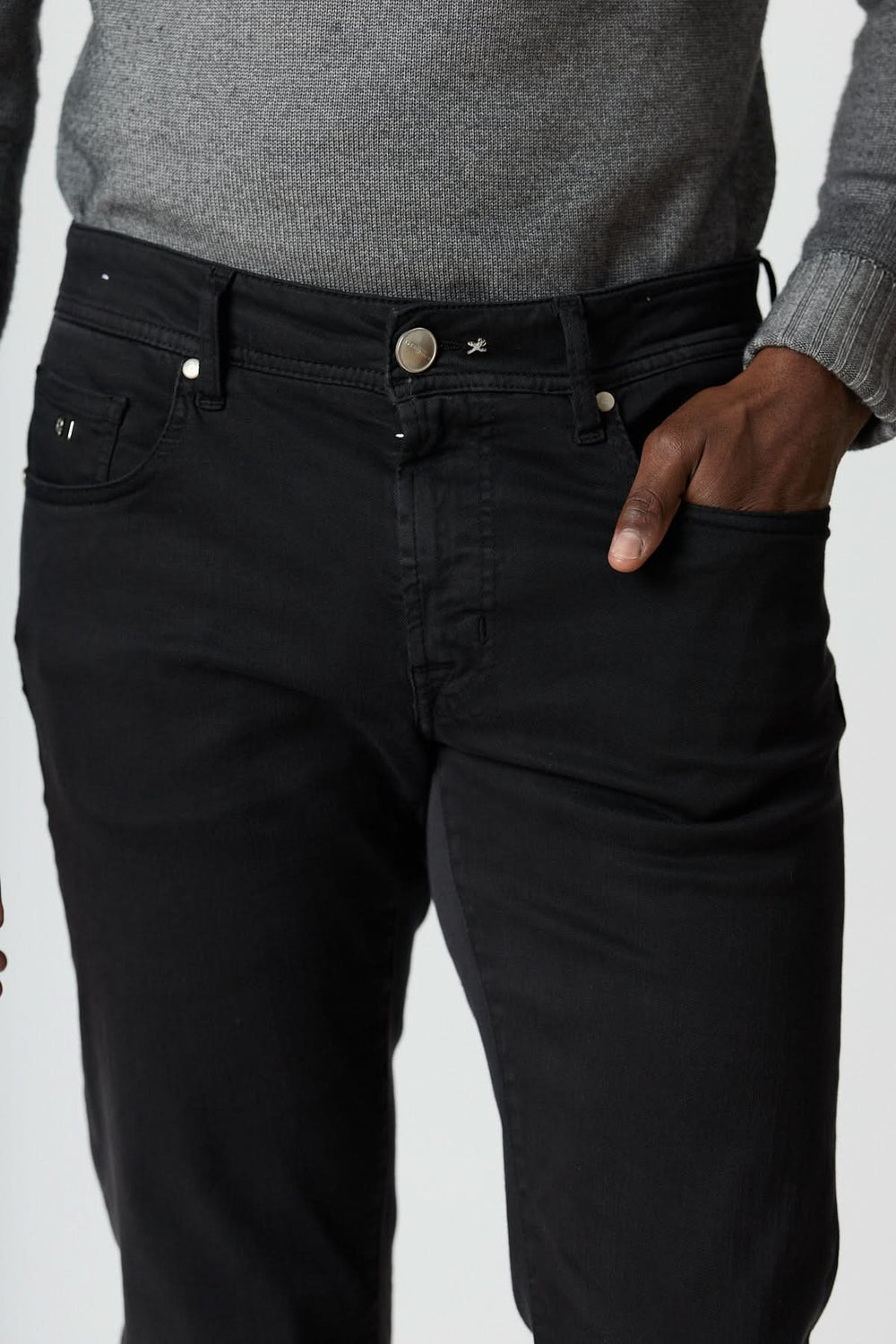 Jean 5 poches stretch coupe moderne noir offrant confort et extensibilité avec coupe fuselée et design polyvalent pour silhouette allongée.
