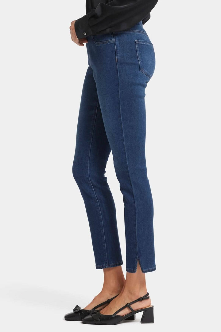 Jean skinny Alina en denim doux, ajustement sculptant, avec poches fonctionnelles et design élégant.