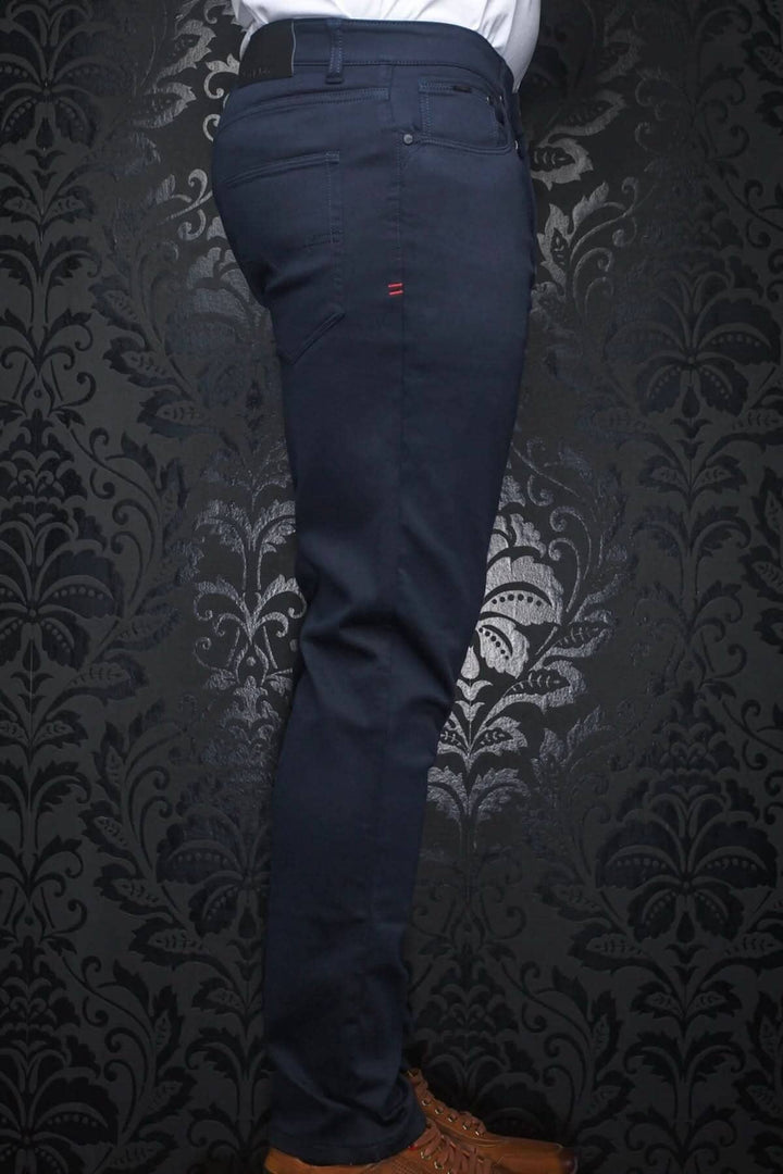 Jean Johnny pour homme, coupe ajustée et taille basse, 5 poches, tissu extensible.
