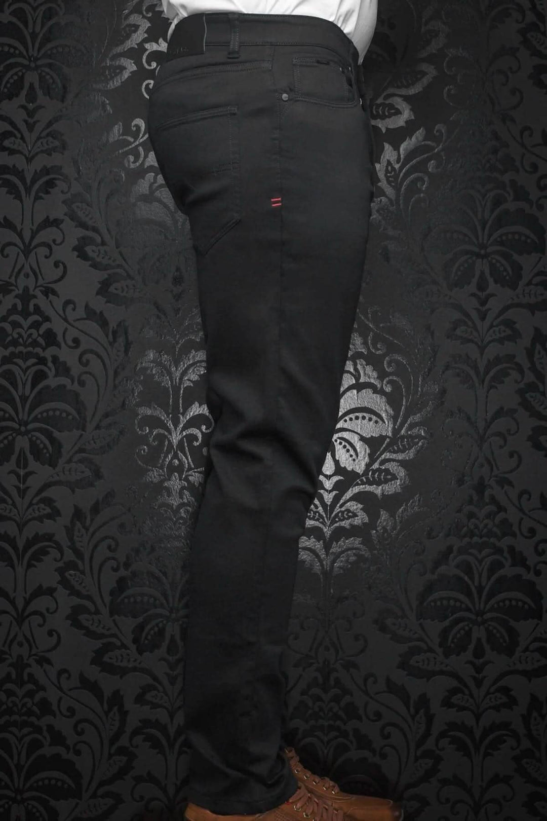 Jean Johnny pour homme, taille basse, coupe ajustée, 5 poches, confort et style, image latérale sur fond noir.