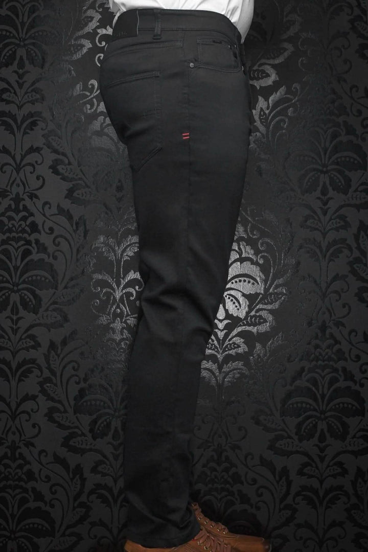 Jean Johnny pour homme, taille basse, coupe ajustée, 5 poches, confort et style, image latérale sur fond noir.