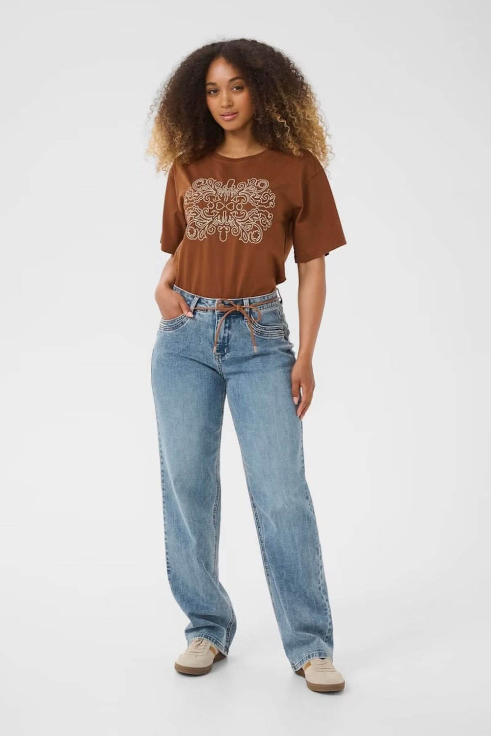 Jean à coupe droite décontracté avec tee-shirt graphique pour un look urbain moderne, taille régulière et finition délavée légère.