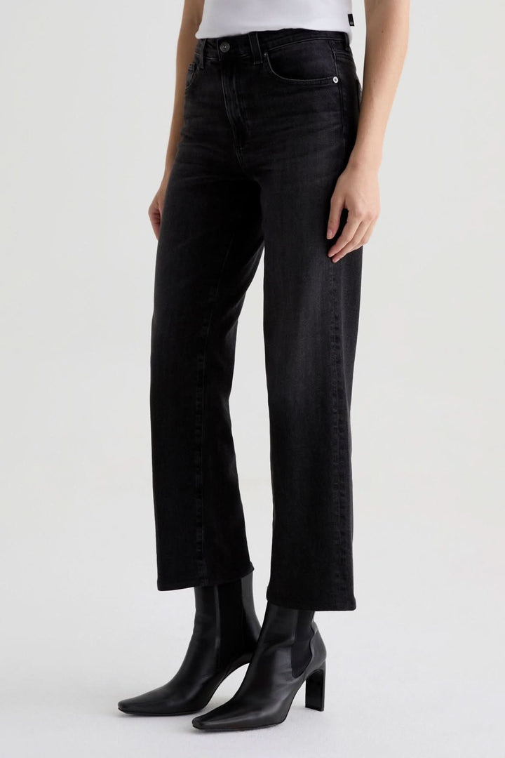 Jean à coupe droite noir délavé pour un look chic, jambe droite et taille mi-haute, parfait avec bottillons ou talons.