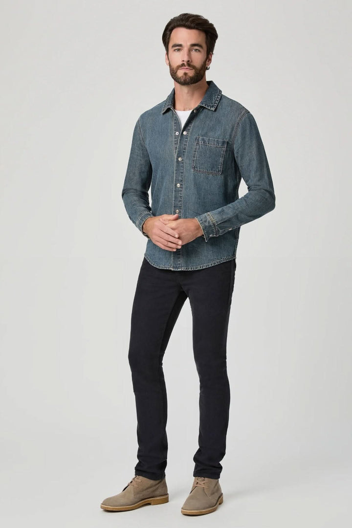 Jean de coton Coupe Lennox en denim Transcend, homme portant jean slim brun avec chemise en jean, allure contemporaine.